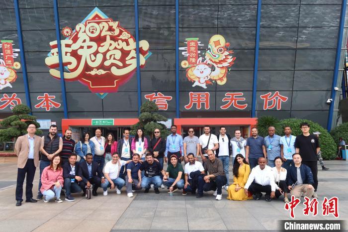 研修班學員走訪義烏國際商貿(mào)城?！《做?攝