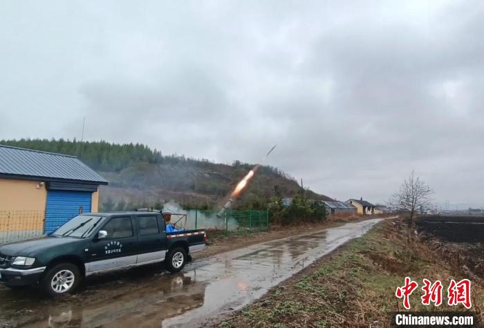 工作人員發(fā)射地面增雨火箭?！〖质∪斯び绊懱鞖廪k公室供圖