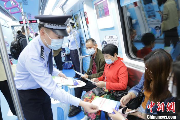 民警向乘客發(fā)放宣傳資料，講解防范經(jīng)濟(jì)犯罪的知識?！V西公安廳供圖
