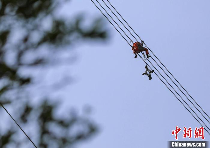 電力員工正在高空中作業(yè)?！W(wǎng)山西省電力公司供圖
