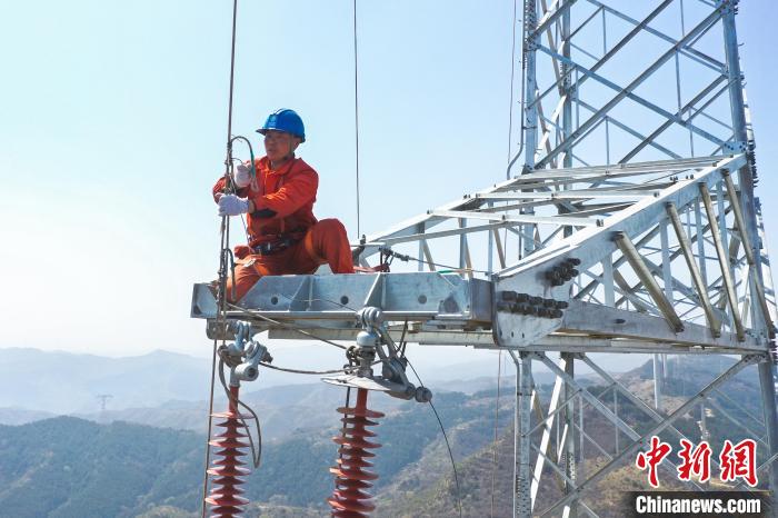 電力員工正在高空中作業(yè)?！W(wǎng)山西省電力公司供圖