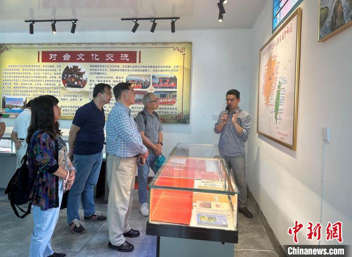 參訪方壺巖張圣君母殿，了解其歷史文脈以及在兩岸的發(fā)展情況。　鄭江洛 攝