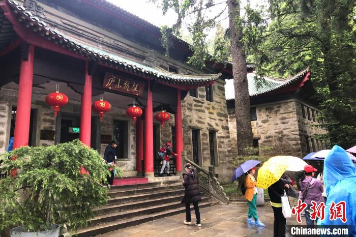圖為在廬山抗戰(zhàn)博物館外，有不少等待參觀的游客?！蛆i泉 攝