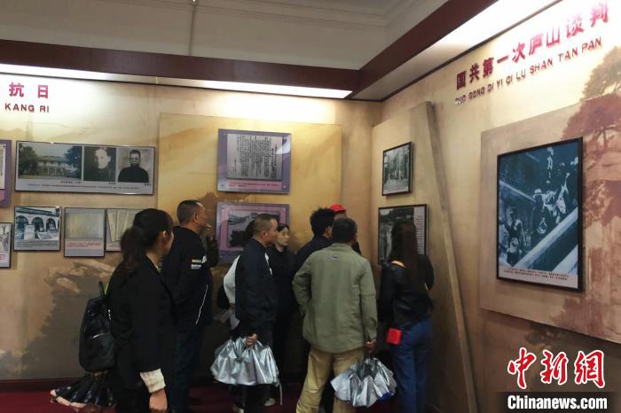 圖為游客在廬山抗戰(zhàn)博物館內(nèi)參觀。　吳鵬泉 攝