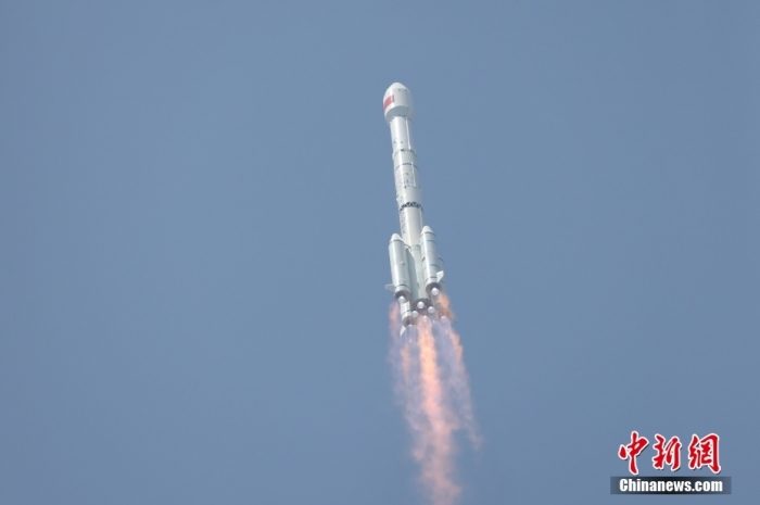 5月17日10時49分，我國在西昌衛(wèi)星發(fā)射中心用長征三號乙運載火箭，成功發(fā)射第五十六顆北斗導(dǎo)航衛(wèi)星。該衛(wèi)星屬地球靜止軌道衛(wèi)星，是我國北斗三號工程的首顆備份衛(wèi)星。入軌并完成在軌測試后，將接入北斗衛(wèi)星導(dǎo)航系統(tǒng)。此次發(fā)射是北斗三號工程高密度組網(wǎng)之后，時隔3年的首發(fā)任務(wù)。朱磊 攝