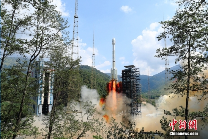 5月17日10時49分，我國在西昌衛(wèi)星發(fā)射中心用長征三號乙運載火箭，成功發(fā)射第五十六顆北斗導(dǎo)航衛(wèi)星。該衛(wèi)星屬地球靜止軌道衛(wèi)星，是我國北斗三號工程的首顆備份衛(wèi)星。入軌并完成在軌測試后，將接入北斗衛(wèi)星導(dǎo)航系統(tǒng)。此次發(fā)射是北斗三號工程高密度組網(wǎng)之后，時隔3年的首發(fā)任務(wù)。楊志遠(yuǎn) 攝