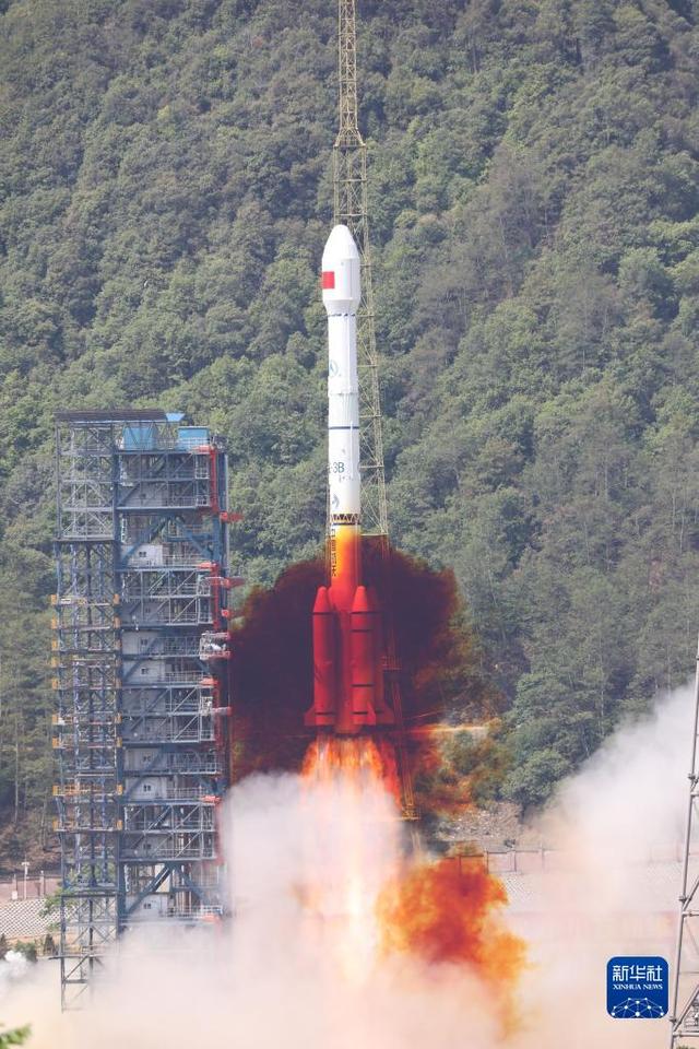5月17日10時(shí)49分，我國在西昌衛(wèi)星發(fā)射中心用長征三號(hào)乙運(yùn)載火箭，成功發(fā)射第56顆北斗導(dǎo)航衛(wèi)星。新華社發(fā)（朱磊 攝）