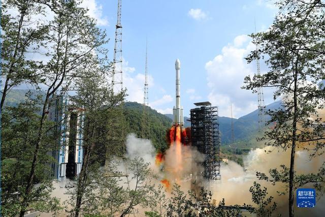5月17日10時(shí)49分，我國在西昌衛(wèi)星發(fā)射中心用長征三號(hào)乙運(yùn)載火箭，成功發(fā)射第56顆北斗導(dǎo)航衛(wèi)星。新華社發(fā)（楊志遠(yuǎn) 攝）