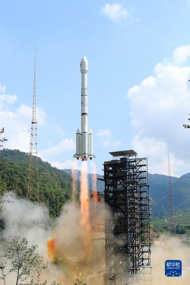 5月17日10時(shí)49分，我國在西昌衛(wèi)星發(fā)射中心用長征三號(hào)乙運(yùn)載火箭，成功發(fā)射第56顆北斗導(dǎo)航衛(wèi)星。新華社發(fā)（楊志遠(yuǎn) 攝）