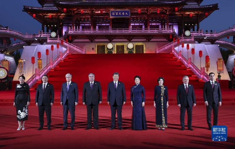 5月18日晚，國家主席習(xí)近平和夫人彭麗媛在陜西省西安市大唐芙蓉園為出席中國—中亞峰會的中亞國家元首夫婦舉行歡迎儀式和歡迎宴會。（圖源：新華網(wǎng)）