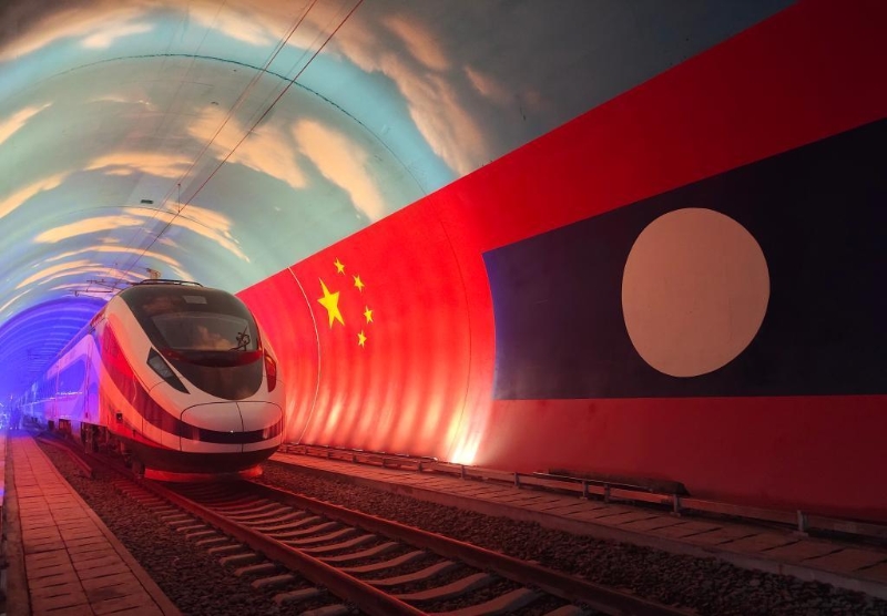 2021年12月3日，中老鐵路正式開通運(yùn)營。這是“瀾滄號”動車組通過中老友誼隧道內(nèi)的兩國邊界（2021年10月15日攝）。新華社發(fā)（曹安寧攝）
