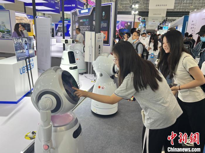 觀眾與參展企業(yè)的機(jī)器人互動(dòng)?！⊥蹙?攝