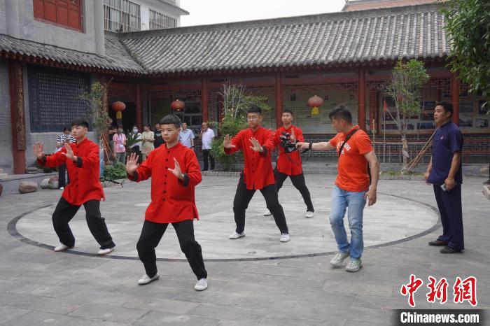 臺(tái)灣媒體人拍攝學(xué)員練習(xí)太極拳。　韓章云 攝
