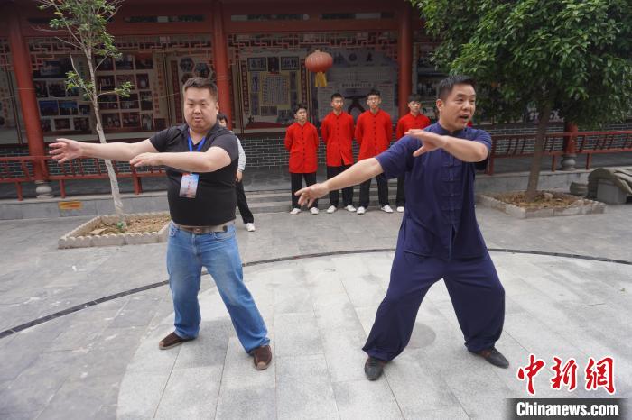 臺(tái)灣自媒體人(左)跟隨教練練習(xí)太極拳。　韓章云 攝