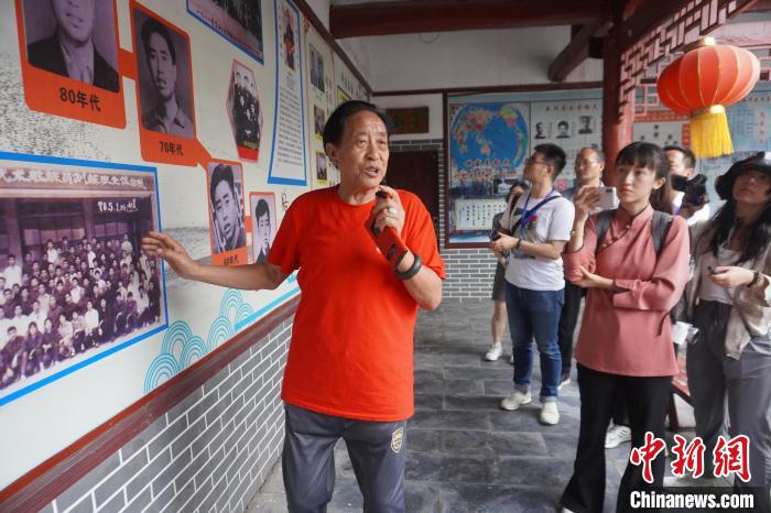 朱天才向兩岸媒體介紹太極拳的發(fā)展歷程?！№n章云 攝