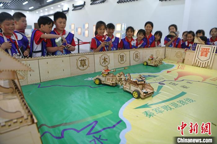 5月20日，淮南市鳳臺縣第四實驗小學(xué)學(xué)生走進淮南市水滴空間勞動教育科創(chuàng)基地，通過互動游戲?qū)W習(xí)歷史?！￡惐?攝