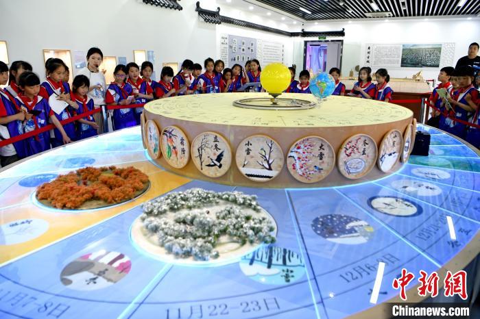 學(xué)生們走進淮南市水滴空間勞動教育科創(chuàng)基地非遺館，學(xué)習(xí)24節(jié)氣知識?！￡惐?攝