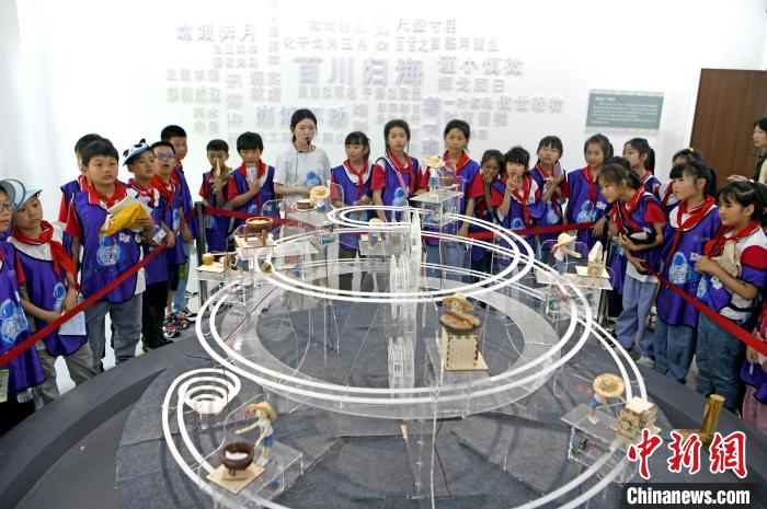 學(xué)生們走進淮南市水滴空間勞動教育科創(chuàng)基地非遺館，通過模型了解淮南傳統(tǒng)豆腐制作技藝?！￡惐?攝