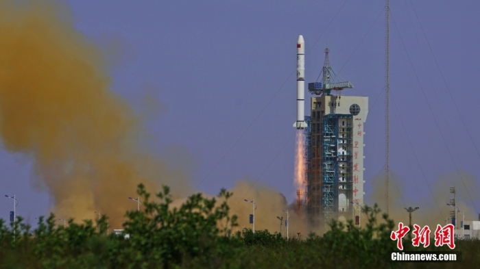5月21日16時00分，我國在酒泉衛(wèi)星發(fā)射中心采用長征二號丙運(yùn)載火箭，成功發(fā)射首顆內(nèi)地與澳門合作研制的空間科學(xué)衛(wèi)星“澳門科學(xué)一號”。該衛(wèi)星作為國際首顆低緯度地磁場與空間環(huán)境的科學(xué)探測衛(wèi)星，國內(nèi)地球磁場探測精度最高的衛(wèi)星，將顯著提高我國空間磁測技術(shù)水平。 
此次任務(wù)是長征系列運(yùn)載火箭第474次發(fā)射。王衡 攝