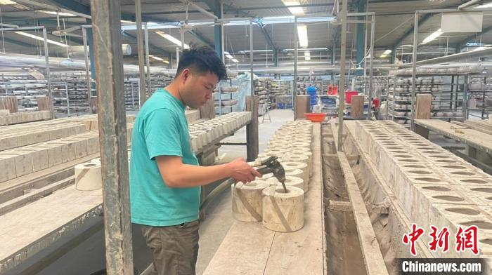 倒?jié){厚度影響瓷器燒制出來的形狀樣式，注漿需手工操作，按照品種的重量控制好產(chǎn)品的薄厚度。　楊靜 攝