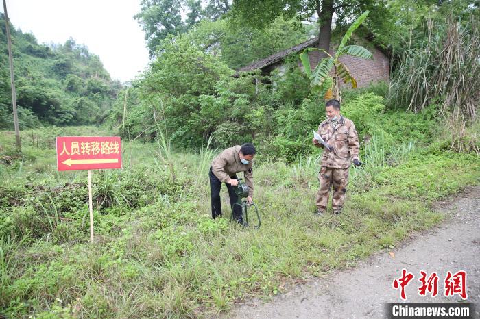 圖為宜州區(qū)在洪水防御和防汛搶險應(yīng)急演練過程中，通過手搖式報警器預(yù)警方式，提醒民眾轉(zhuǎn)移。　李山景 攝