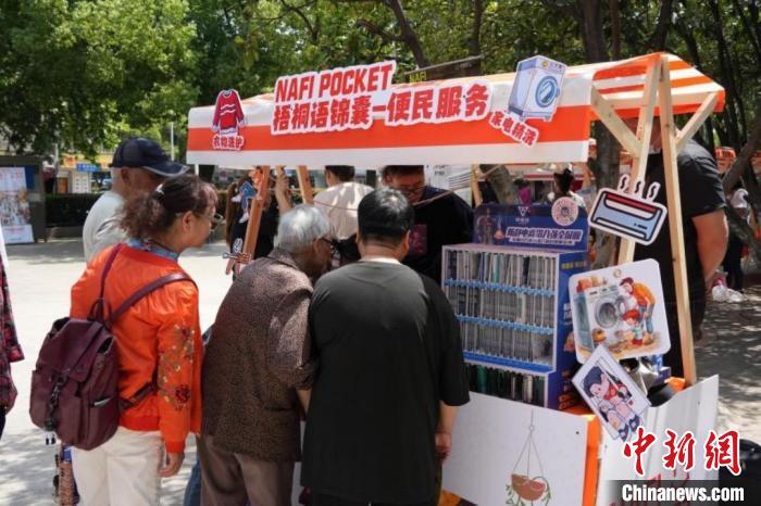 “梧桐語”小型城市客廳作為公益場所，還提供手機(jī)維修、洗衣洗鞋等便民服務(wù)?！≈煊詈?攝