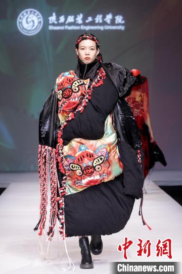 “陜西非遺文化”專(zhuān)題服裝展演亮相中國(guó)國(guó)際大學(xué)生時(shí)裝周