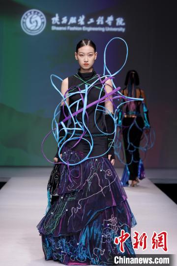 以“遺·跡” 為主題的“陜西非遺文化”專(zhuān)題服裝展演作品驚艷2023中國(guó)國(guó)際大學(xué)生時(shí)裝周。　中國(guó)國(guó)際大學(xué)生時(shí)裝周組委會(huì) 攝