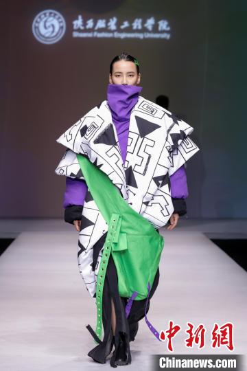 以“遺·跡” 為主題的“陜西非遺文化”專(zhuān)題服裝展演作品驚艷2023中國(guó)國(guó)際大學(xué)生時(shí)裝周?！≈袊?guó)國(guó)際大學(xué)生時(shí)裝周組委會(huì) 攝
