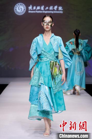 以“遺·跡” 為主題的“陜西非遺文化”專(zhuān)題服裝展演作品驚艷2023中國(guó)國(guó)際大學(xué)生時(shí)裝周?！≈袊?guó)國(guó)際大學(xué)生時(shí)裝周組委會(huì) 攝