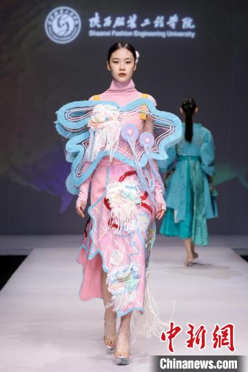 以“遺·跡” 為主題的“陜西非遺文化”專(zhuān)題服裝展演作品驚艷2023中國(guó)國(guó)際大學(xué)生時(shí)裝周。　中國(guó)國(guó)際大學(xué)生時(shí)裝周組委會(huì) 攝