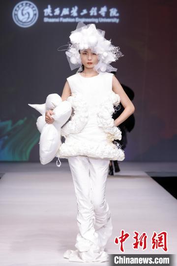 以“遺·跡” 為主題的“陜西非遺文化”專(zhuān)題服裝展演作品驚艷2023中國(guó)國(guó)際大學(xué)生時(shí)裝周。　中國(guó)國(guó)際大學(xué)生時(shí)裝周組委會(huì) 攝