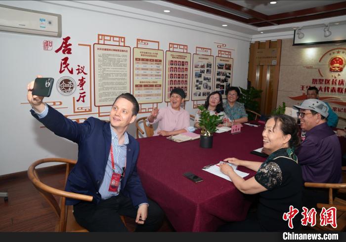 外籍人士體驗(yàn)基層協(xié)商民主?！⊥垒W欽 攝