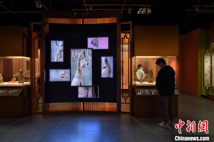 圖為“眾里尋她——南京博物院藏中國古代女性文物展”展覽?！∠愀厶貐^(qū)政府新聞網(wǎng) 攝
