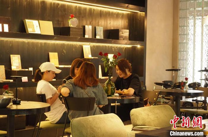 “是啡”咖啡館一景?！∏f源供圖