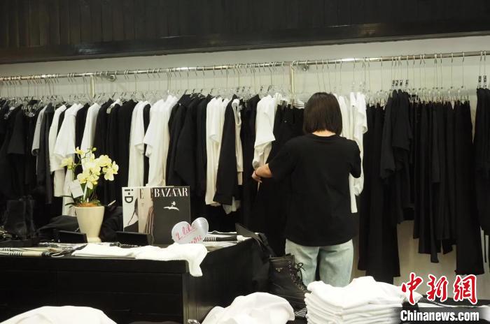 羅丹在村里的服裝店。　莊源供圖