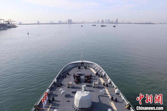 圖為戚繼光艦抵達(dá)越南進(jìn)行友好訪問?！±杳饔?攝