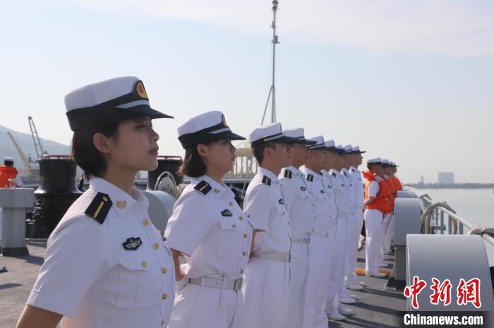 圖為海軍官兵分區(qū)列隊(duì)?！珓P淳 攝