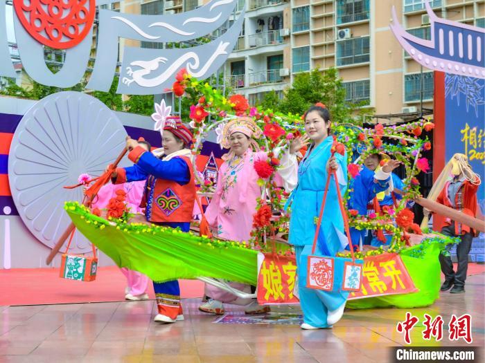 綏寧特色歌舞節(jié)目上演，展現(xiàn)“娘家彩船門常開”。　付敬懿 攝