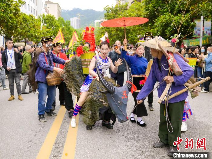 四月八姑娘節(jié)活動(dòng)有著濃郁的民族風(fēng)情?！〗棇幮麄鞑?供圖