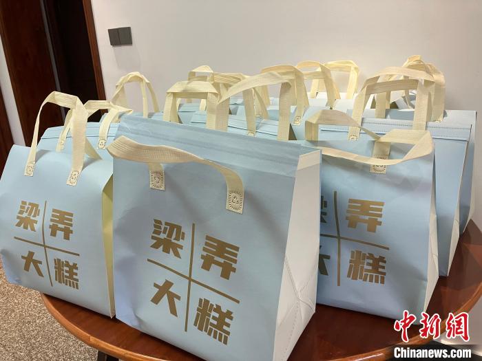 包裝好、準(zhǔn)備銷售的梁弄大糕 胡豐盛 攝