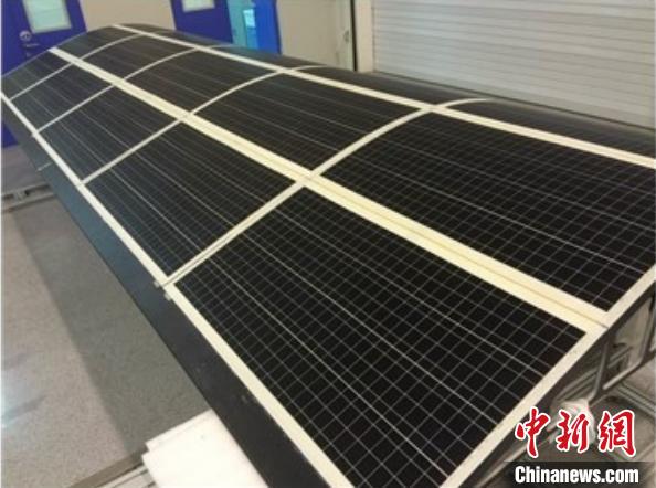 柔性單晶硅太陽電池組件成功應(yīng)用于臨近空間飛行器、光伏建筑一體化、車載光伏等領(lǐng)域?！≈锌圃荷虾Ｎ⑾到y(tǒng)所 供圖