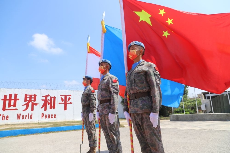 2022年8月3日，在黎巴嫩南部省提爾市的中國(guó)維和部隊(duì)營(yíng)地，中國(guó)維和官兵參加中國(guó)第20批與第21批赴黎巴嫩維和部隊(duì)指揮權(quán)力交接儀式。（圖源：新華網(wǎng)）