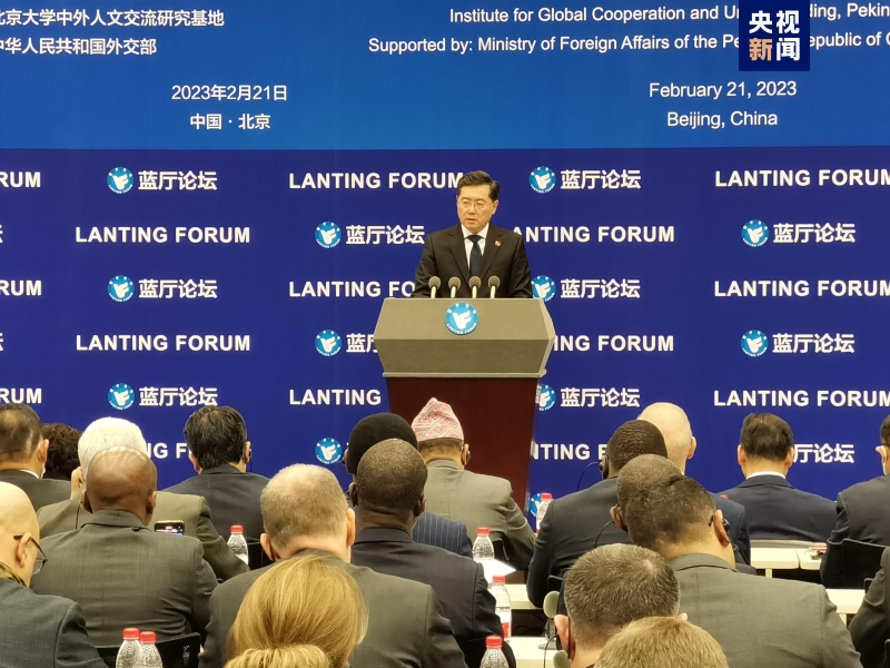 2023年2月21日，外交部長(zhǎng)秦剛出席“全球安全倡議：破解安全困境的中國(guó)方案”藍(lán)廳論壇開(kāi)幕式并發(fā)表主旨演講。（圖源：央視新聞）