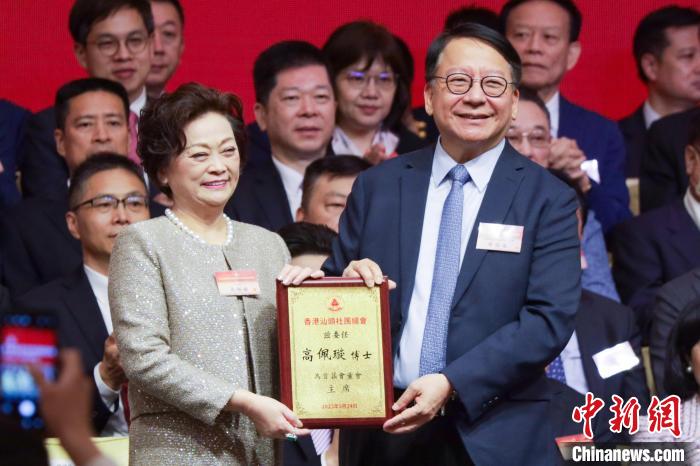 圖為香港特區(qū)政府政務(wù)司司長陳國基(右)向香港汕頭社團總會主席高佩璇(左)頒發(fā)委任狀?！￡愑乐Z 攝