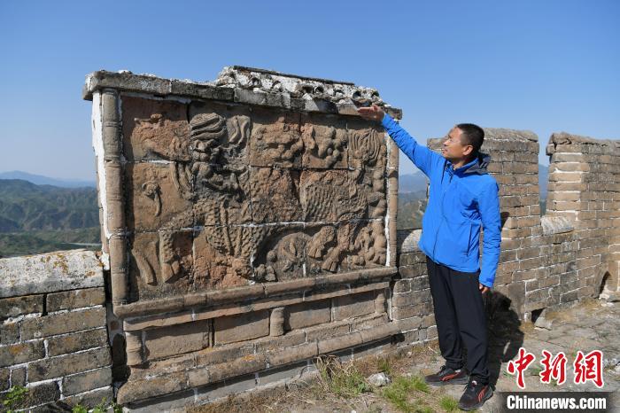 “長城老郭”展示金山嶺長城的麒麟影壁。　翟羽佳 攝