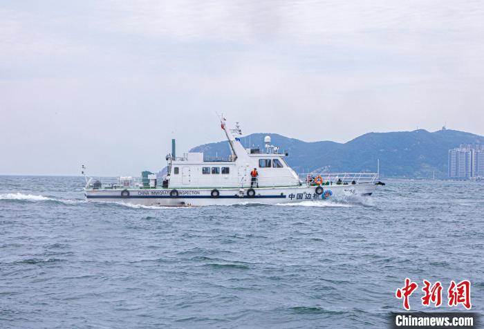 5月25日，大連邊檢站執(zhí)法人員駕巡邏艇正在海上進(jìn)行巡航執(zhí)法。　李征 攝