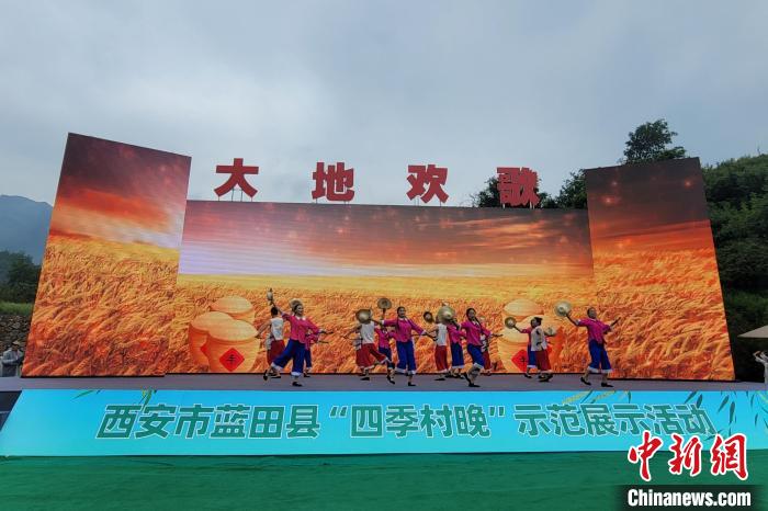 圖為現(xiàn)場精彩的表演?！“⒘漳?攝