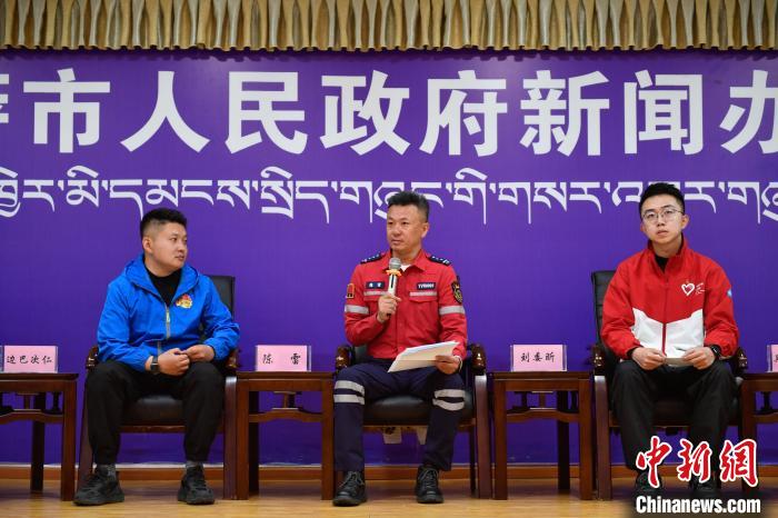圖為拉薩市青年志愿救援隊(duì)代表陳雷(中)正在分享志愿服務(wù)經(jīng)歷。　貢嘎來(lái)松 攝