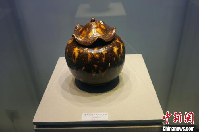 廣元窯復(fù)燒產(chǎn)品?！≈鞓s杰 攝